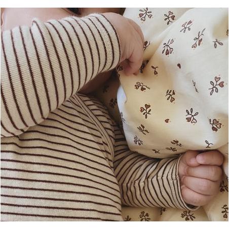 Pyjama rayé Marron et beige par Konges Slojd sur un bébé Pyjama rayé Marron et beige par Konges Slojd sur un bébé