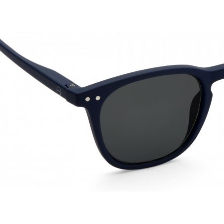 Lunettes de soleil Junior 5-10 ans (E) | Bleu marine par Izipizi en détail Lunettes de soleil Junior 5-10 ans (E) | Bleu marine par Izipizi en détail