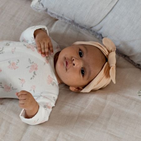 Bonnet noué | Nude par Bonjour Little sur un bébé Bonnet noué | Nude par Bonjour Little sur un bébé