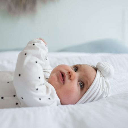 Turban | Crème par Bonjour Little sur un bébé Turban | Crème par Bonjour Little sur un bébé