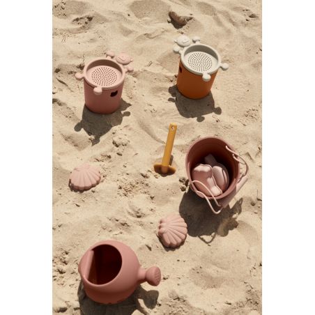 Set de plage en silicone avec arrosoir | Arc en ciel par Liewood sur la plage