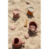 Set de plage en silicone avec arrosoir | Arc en ciel par Liewood sur la plage