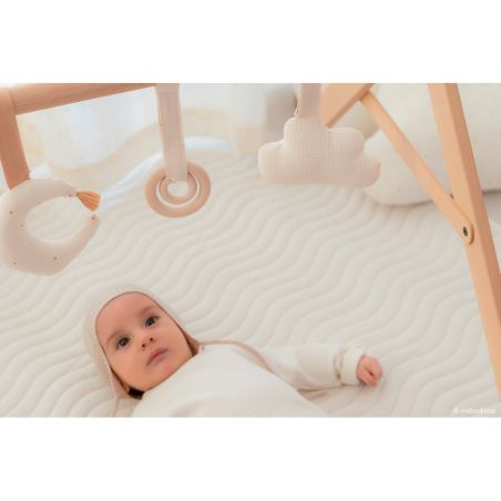 Jouets d'éveil Growing Green | Nuage par Nobodinoz avec un bébé Jouets d'éveil Growing Green | Nuage par Nobodinoz avec un bébé