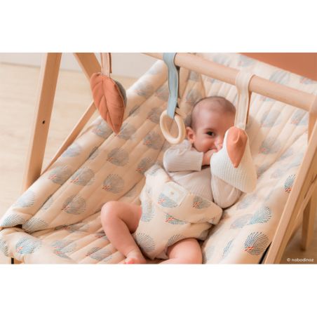 Jouets d'éveil Growing Green | Forêt par Nobodinoz avec un bébé Jouets d'éveil Growing Green | Forêt par Nobodinoz avec un bébé