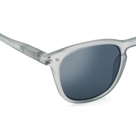 Lunettes de soleil Junior 5-10 ans (E) | Bleu givré par Izipizi de plus près Lunettes de soleil Junior 5-10 ans (E) | Bleu givré par Izipizi de plus près