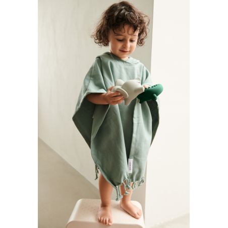 Poncho Otis uni Lapin peppermint vert par Liewood porté par un enfant