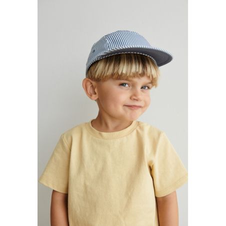 Casquette enfant à rayures bleues par Liewood sur un garçon