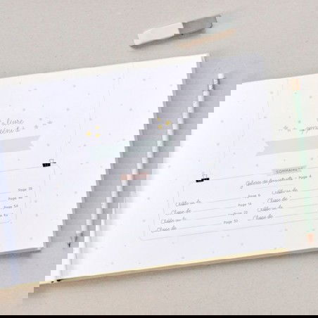 Mon album de photos de classe et souvenirs d'école ouvert avec un stylo et une gomme Mon album de photos de classe et souvenirs d'école ouvert avec un stylo et une gomme