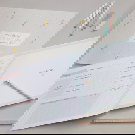 Mon album de photos de classe et souvenirs d'école ouvert avec d'autres livres et des stylos Mon album de photos de classe et souvenirs d'école ouvert avec d'autres livres et des stylos