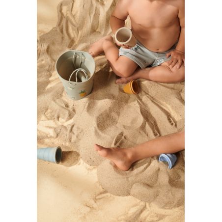 Set de plage en silicone Fruit vert Liewood en situation Set de plage en silicone Fruit vert Liewood en situation