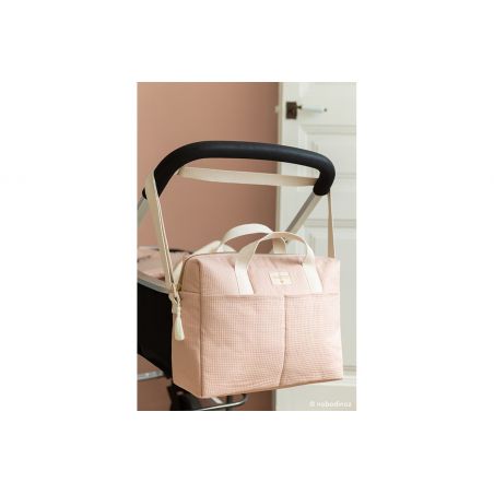 Sac à langer Gala Vieux rose Nobodinoz sur une poussette Sac à langer Gala Vieux rose Nobodinoz sur une poussette