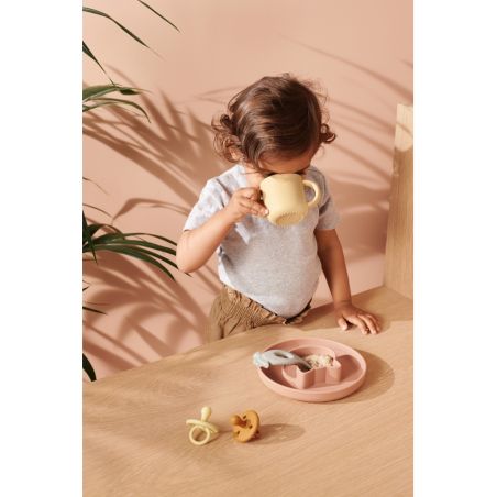 Enfant qui boit dans une tasse en silicone Lapin Jaune Enfant qui boit dans une tasse en silicone Lapin Jaune