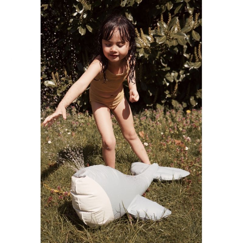 Arroseur Baleine par Konges Slojd avec une petite fille