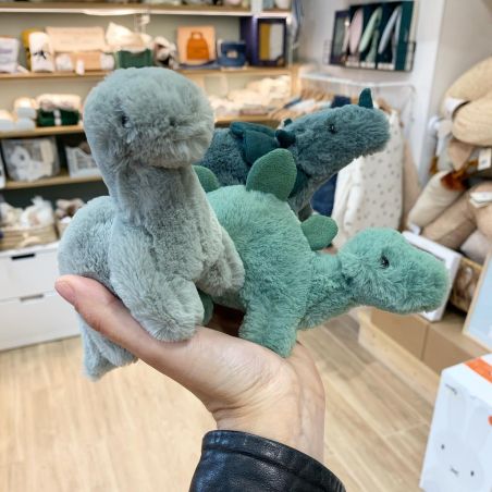 3 doudous Mini Fossilly par Jellycat dans une main 3 doudous Mini Fossilly par Jellycat dans une main
