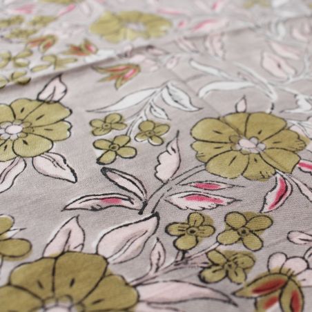 Zoom sur le motif du foulard block print Paon 70 x 70 Rose pâle Zoom sur le motif du foulard block print Paon 70 x 70 Rose pâle