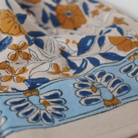 Zoom sur le foulard block print Paon 70 x 70 Bleu ciel Zoom sur le foulard block print Paon 70 x 70 Bleu ciel
