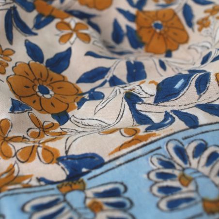 Zoom sur le foulard block print Paon 100 x 100 Bleu ciel Zoom sur le foulard block print Paon 100 x 100 Bleu ciel