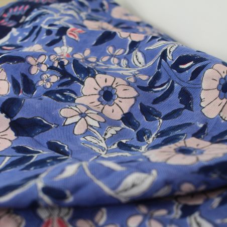 Zoom sur le foulard block print Paon 70 x 70 Bleu roi Zoom sur le foulard block print Paon 70 x 70 Bleu roi