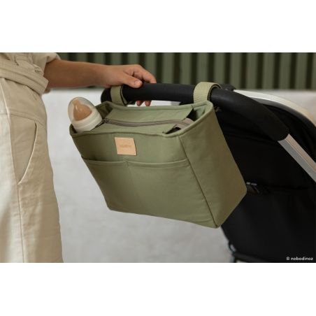 Organisateur de poussette imperméable Baby on the go Olive sur une poussette Organisateur de poussette imperméable Baby on the go Olive sur une poussette