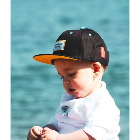 Casquette Enfant Mini Black sur un enfant Casquette Enfant Mini Black sur un enfant
