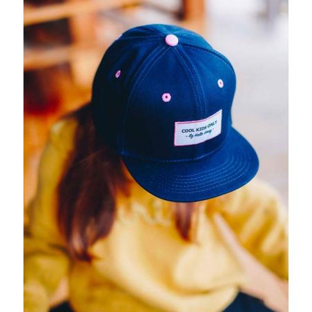 Casquette Enfant Mini Navy Blue sur une petite fille Casquette Enfant Mini Navy Blue sur une petite fille