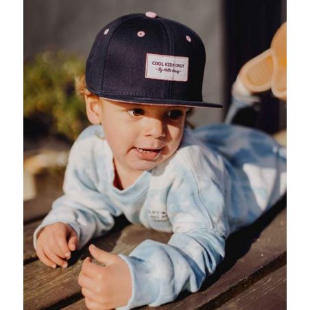 Casquette Enfant Mini Navy Blue sur un petit garçon Casquette Enfant Mini Navy Blue sur un petit garçon