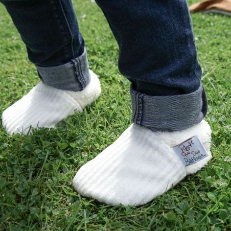 Chaussons velours Ecru sur un enfant Chaussons velours Ecru sur un enfant