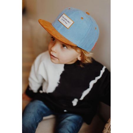 Casquette Daim Enfant Bleu clair sur un enfant Casquette Daim Enfant Bleu clair sur un enfant