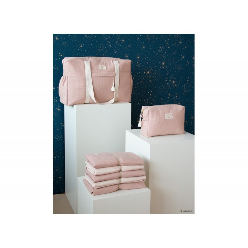 Trousse de toilette en nid d'abeille Vieux rose par Nobodinoz avec son sac et le carnet