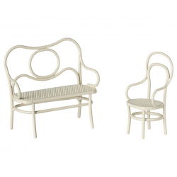 Table, banc et chaises pour souris blanc