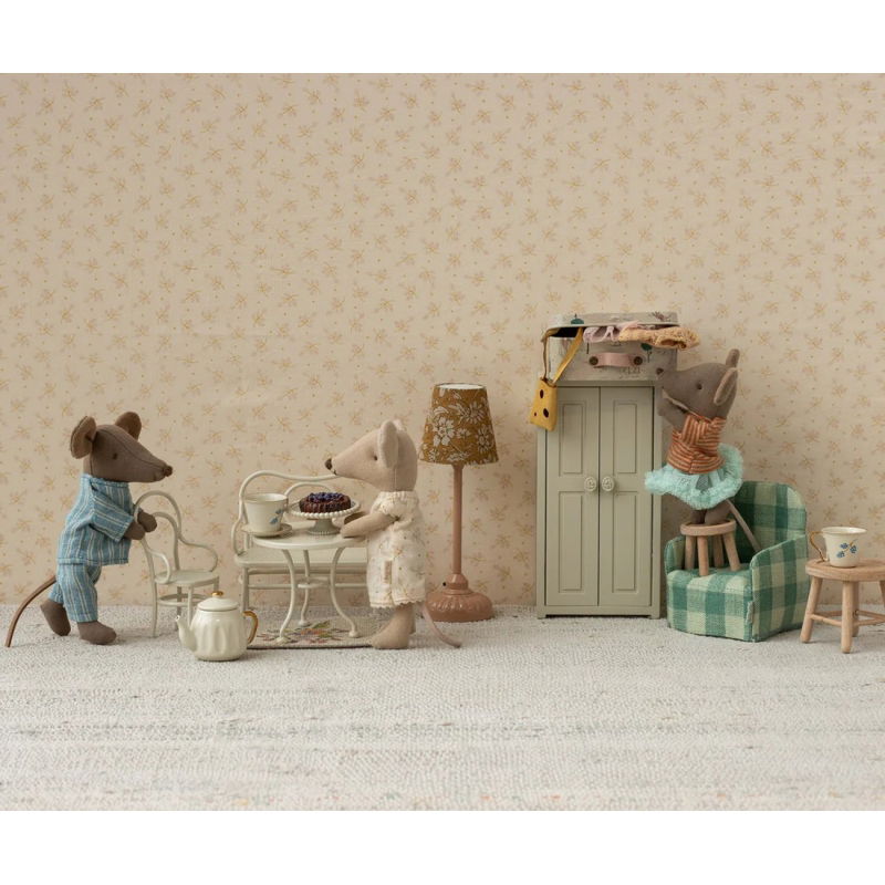 Table, banc et chaises pour souris blanc