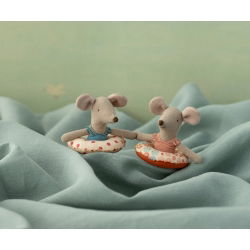 Petite soeur souris avec bouée à pois