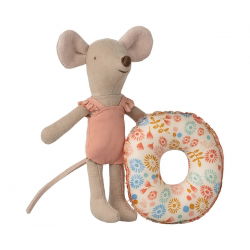 Petite soeur souris avec bouée à fleurs