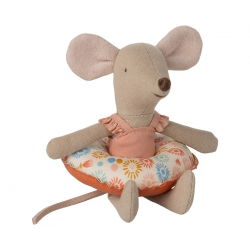 Petite soeur souris avec bouée à fleurs