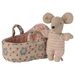 Bébé souris dans son couffin