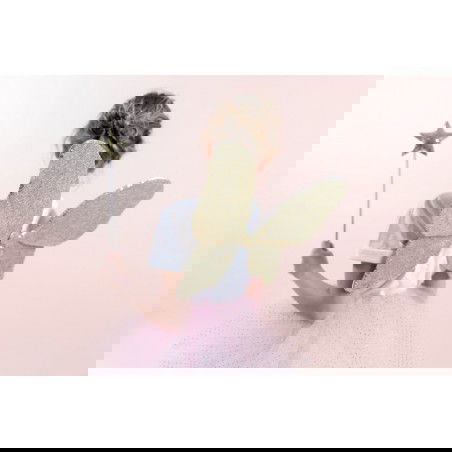 Fille déguisée en fée avec les ailes d'ange Or sequedins et une baguette magique Fille déguisée en fée avec les ailes d'ange Or sequedins et une baguette magique