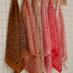 Foulard Petit Format | Bonjour l'amour rose