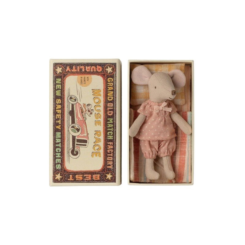 Grande soeur souris dans sa boite