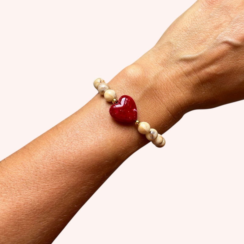 Bracelet perles beiges - Coeur bordeaux