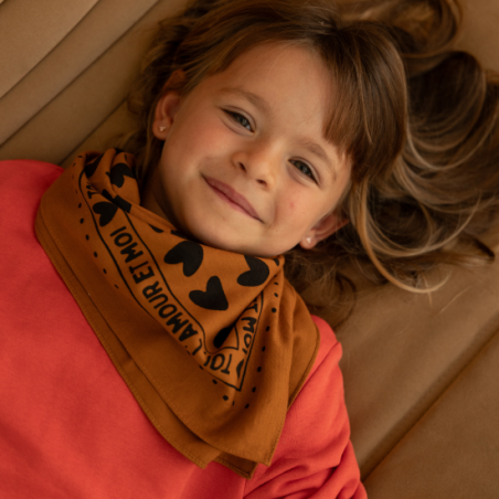 Foulard Petit Format | Fond marron coeurs noir - Atelier wagram