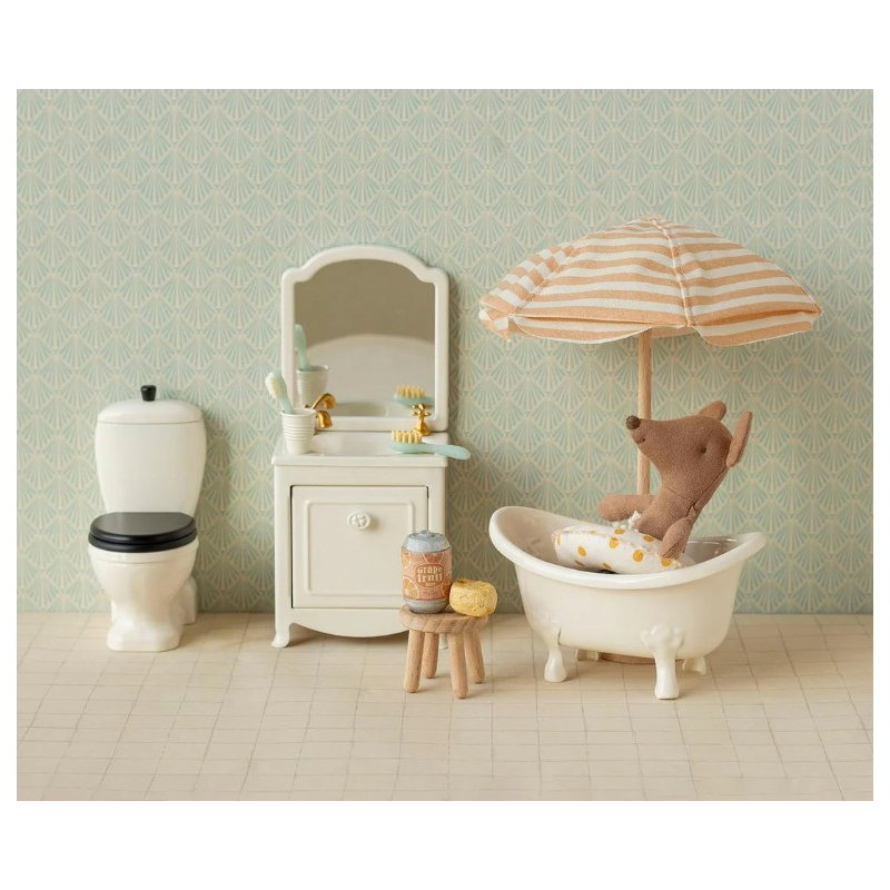 Petit frère souris avec bouée à pois jaunes