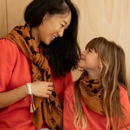 Foulard Grand Format | Fond marron coeur noir - Atelier wagram