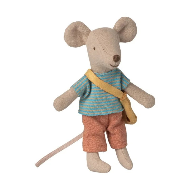 Petit frère souris avec son sac