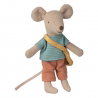 Petit frère souris avec son sac
