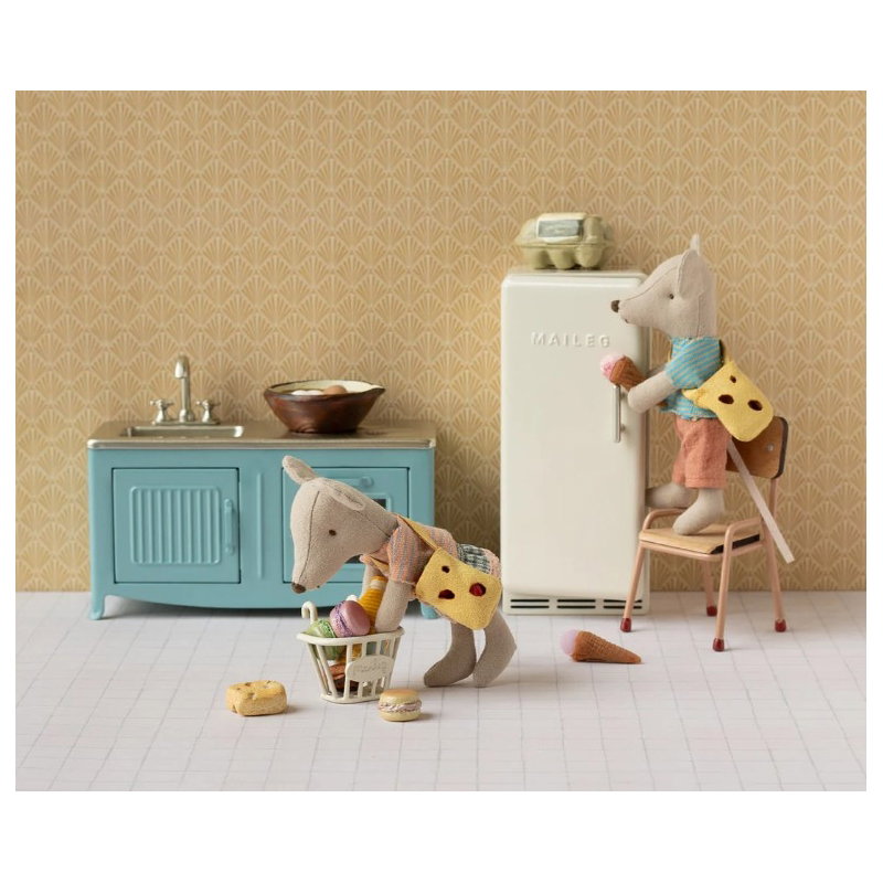 Petit frère souris avec son sac