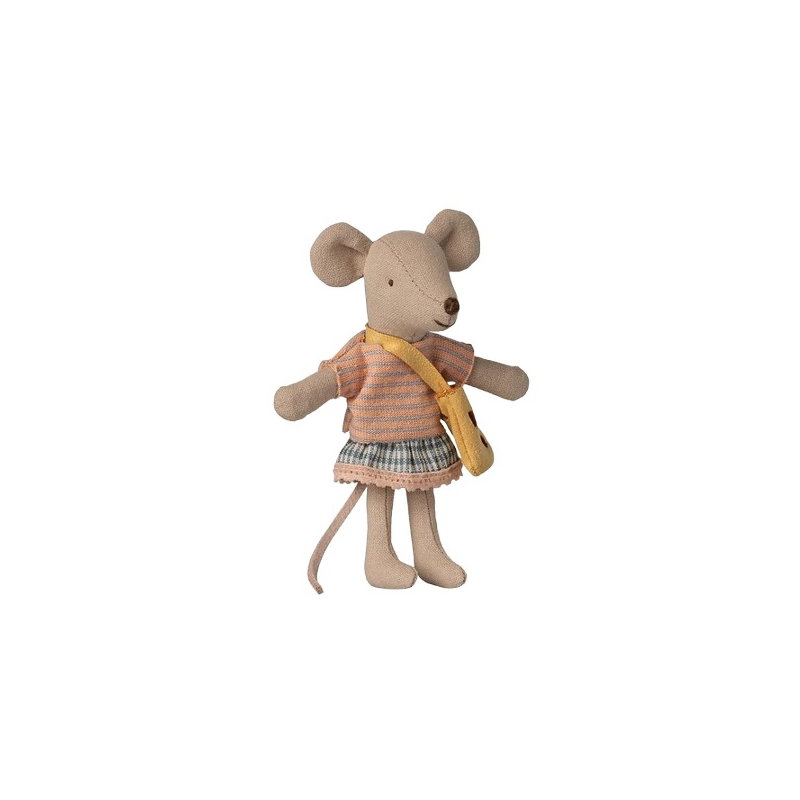 Petite soeur souris avec son sac