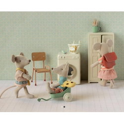 Petite soeur souris avec son sac