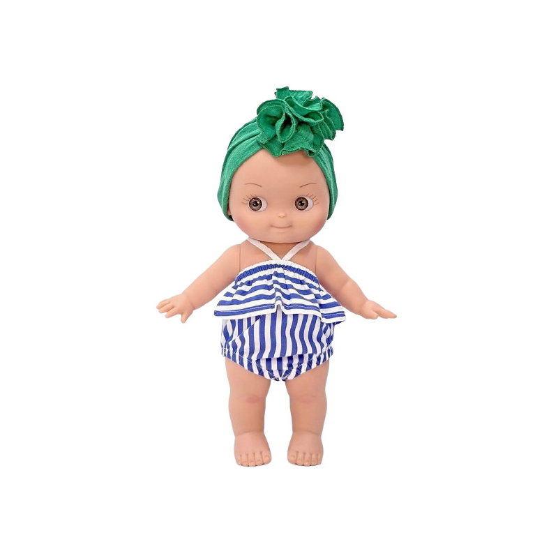 Mini Panchas | Ninon à la plage et sa tenue rayée bleu