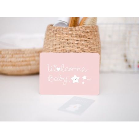 Carte Welcome baby | Rose par Zü sur un bureau Carte Welcome baby | Rose par Zü sur un bureau