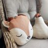Coussin Biche par Nobodinoz sur un fauteuil - Nobodinoz